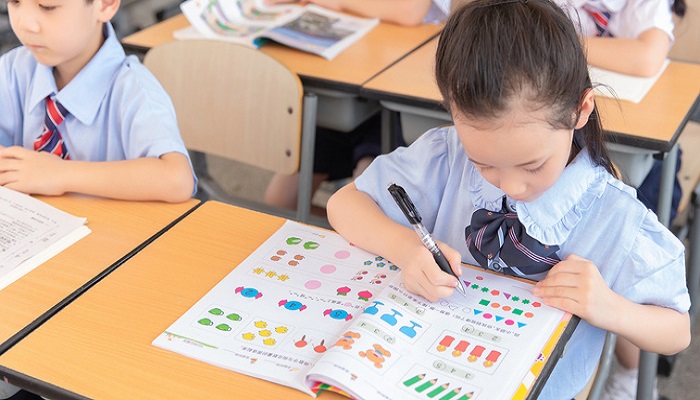 他转过身对小人鱼说啊我真是太幸福了改为转述句 他转过身对小人鱼说啊我真是太幸福了改成转述句