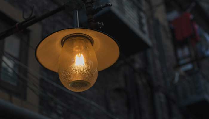 错把路灯当月亮表达什么意思 错把路灯当月亮什么意思