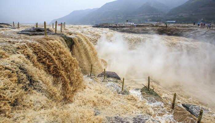 黄河颂从哪三个方面歌颂了黄河 黄河颂从哪几个方面歌颂黄河