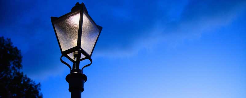 错把路灯当月亮表达什么意思 错把路灯当月亮什么意思