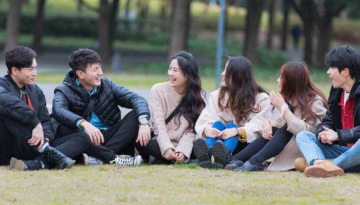 活的认真,笑的放肆的意思 活的认真,笑的放肆的意思是什么