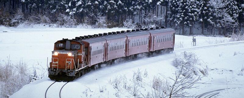 火车和铁轨,那个最先被发明出来 火车和铁轨哪个最先被发明出来
