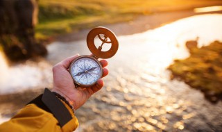 生活中辨别方向的方法有哪些（生活中辨别方向的方法有哪些三年级）