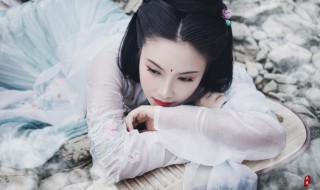 天生丽质什么意思（平易近人天生丽质什么意思）