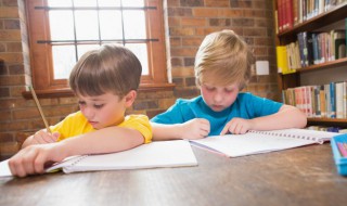 合拢的反义词是什么 辽阔的反义词是什么