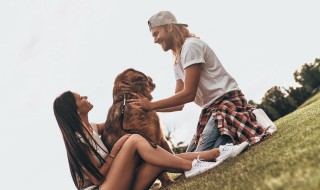 非语言沟通主要包括（非语言沟通主要包括身体语言和语气语调）