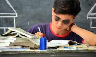 独坐敬亭山原文翻译及赏析（独坐敬亭山译文及注释）