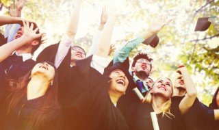 什么叫应届大学毕业生（什么叫应届大学毕业生啊）