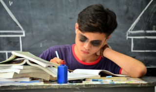 荒诞的意思 易陷于放纵荒诞的意思