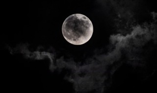 月亮是什么颜色（鬼节的月亮是什么颜色）
