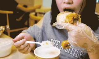 胡吃海喝是什么意思呢（胡吃海喝是褒义词还是贬义词）