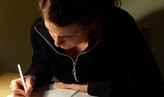 猜猜他是谁作文300字 猜猜他是谁作文300字三年级女生