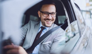 车上贴壁虎是什么意思（车上贴壁虎是什么意思图片）