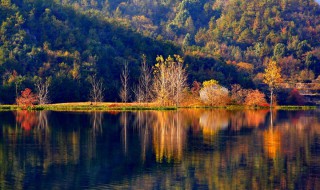 依山傍水是什么意思 依山傍水的傍是什么意思