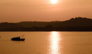 到中流击水浪遏飞舟是在哪一条江河 到中流击水浪遏飞舟指的是什么河