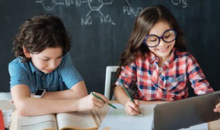 草地上有小羊怎么扩句 草地上有什么的小羊扩句