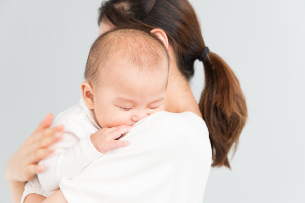 宝宝粘人说明什么  孩子太粘人了如何处理