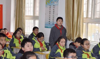 隔着门缝吹喇叭的歇后语是什么（隔着门缝吹喇叭的歇后语是什么生肖）