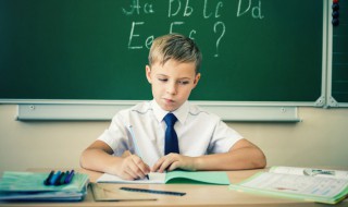 弹剑作歌用的是谁的典故（弹剑作歌奏苦声典故）